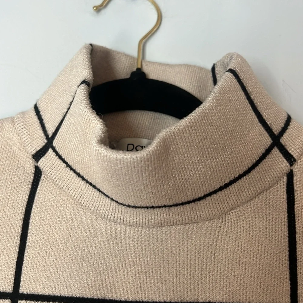 Davi & Dani Women's Grid Plaid Pattern Beige & Black Mock Sweater‎ Size Medium